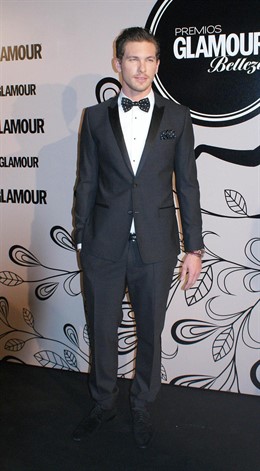 Posado De Adam Senn En Los Premios Glamour 