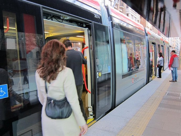 Viajeros Subiendo Al Tranvía