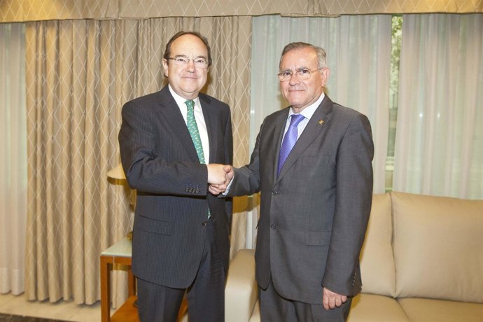 Pla Y Villalba Se Dan La Mano Tras La Firma