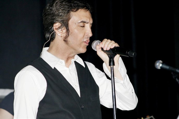 El Cantante Ramoncín Durante Un Concierto