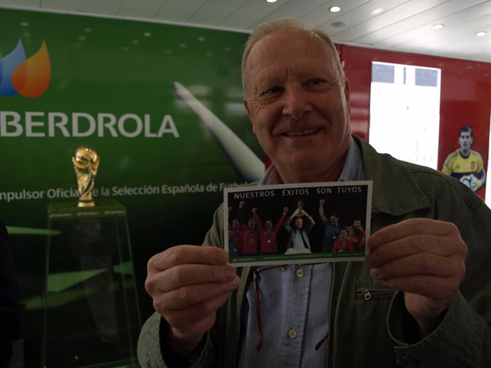 Un Aficionado Mostrando Una Foto Delante De La Copa Del Mundo De Fútbol   