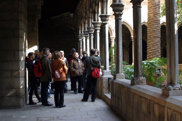 Visita Guiada De Turistas A La Catedral De Barcelona