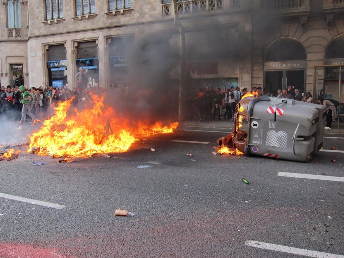 Disturbios En Barcelona Durante La Huelga General 29 Marzo De 2012