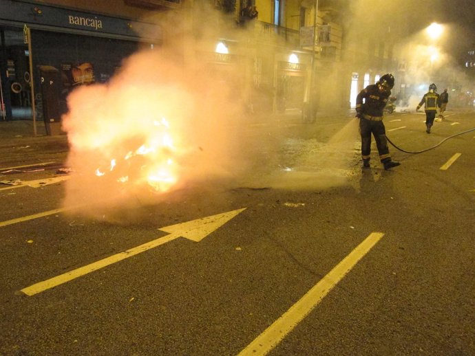 Bomberos Apagando Contenedores Quemados En La Huelga