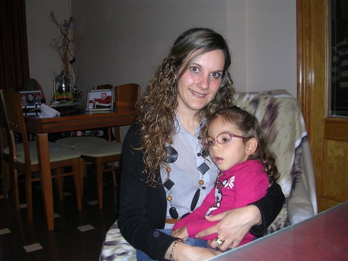 Patricia Navarro Y Su Hija Miriam, Aquejada De Una Enfermedad Rara