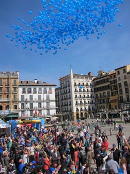Celebración Del Día Del Autismo En La Plaza Del Castillo De Pamplona.