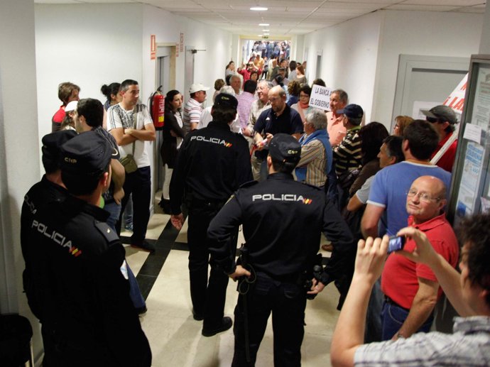 Afectados Y La Policía Negocian El La Sede De La CRTVG En Santiago