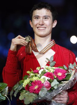 El Patinador Canadiense Patrick Chan Celebra La Medalla De Oro En El Podio