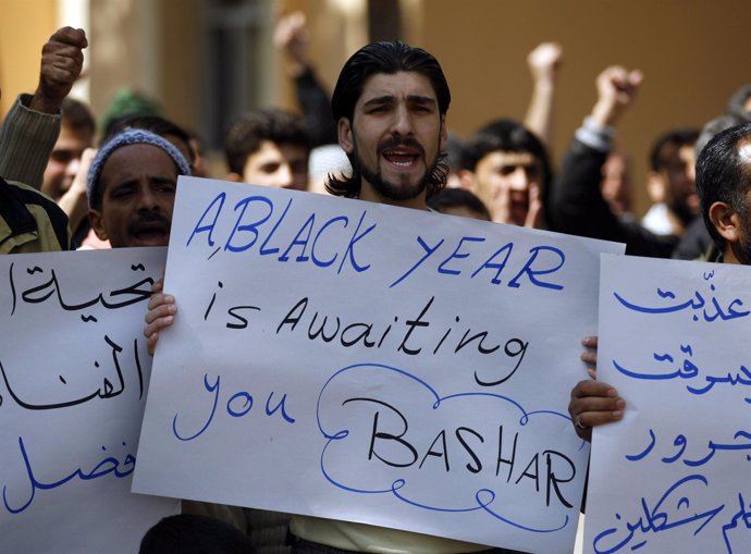 Pancarta De Manifestantes Contra El Presidente De Siria, Bashar Al Assad