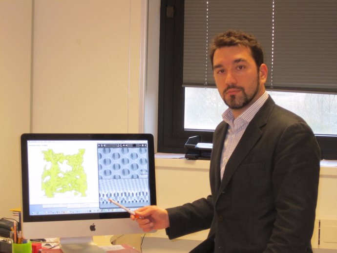 El Profesor De La UBU Santiago Cuesta Junto A Un Diseño De Espuma Nanoporsa