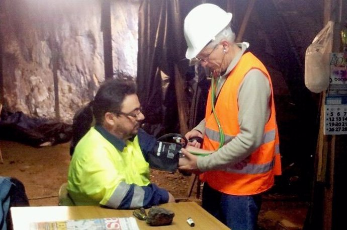 Un Médico Examina A Uno De Los Mineros Encerrados