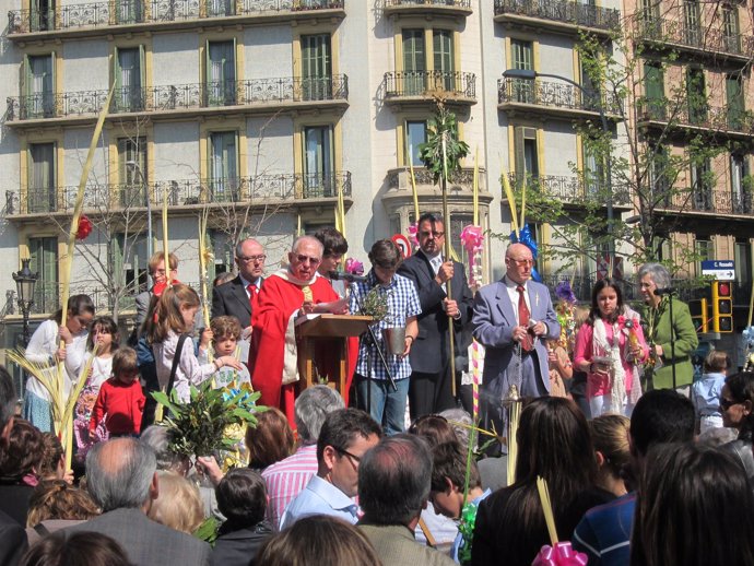 Celebración Del Domingo De Ramos En La Rambla  De Catalunya De Barcelona