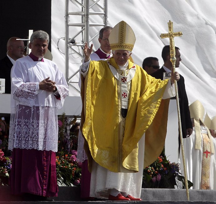 El Papa Benedicto XVI Saluda Durante La JMJ En Cuatro Vientos