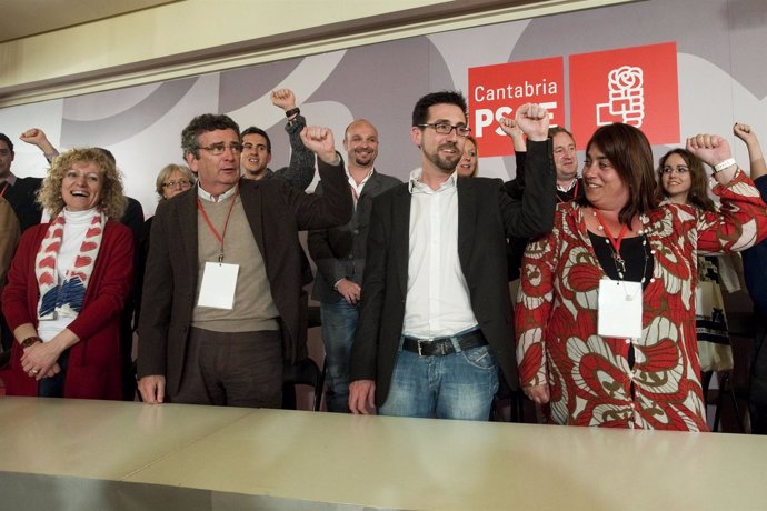 Miembros De La Ejecutiva Cantan La Internacional En La Clausura Del Congreso