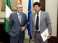 Miembros de las comisiones negociadoras de PSOE-A e IULV-CA mantienen este lunes en Sevilla una primera reunión