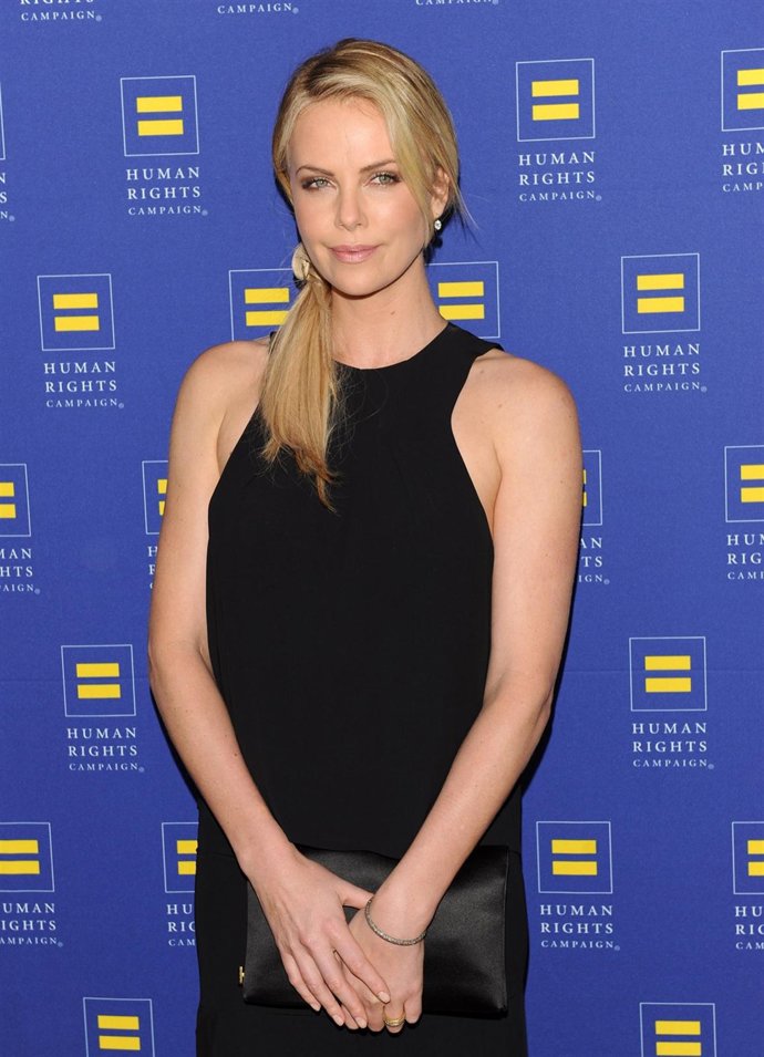 Charlize Theron En Una Alfombra Roja