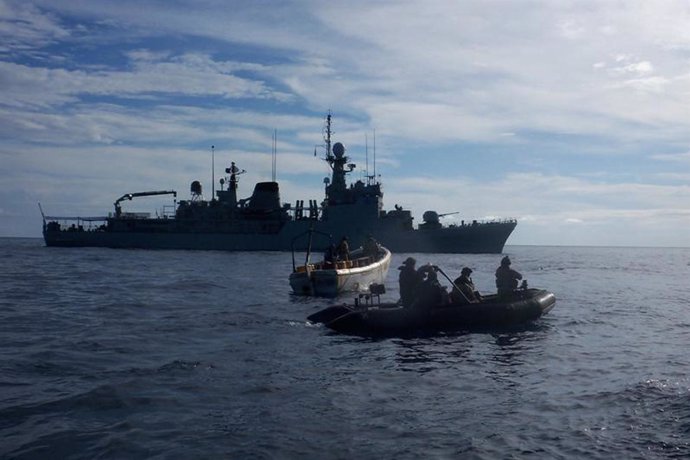 El 'Infanta Elena' Intercepta Presuntos Piratas En La Cuenca De Somalia