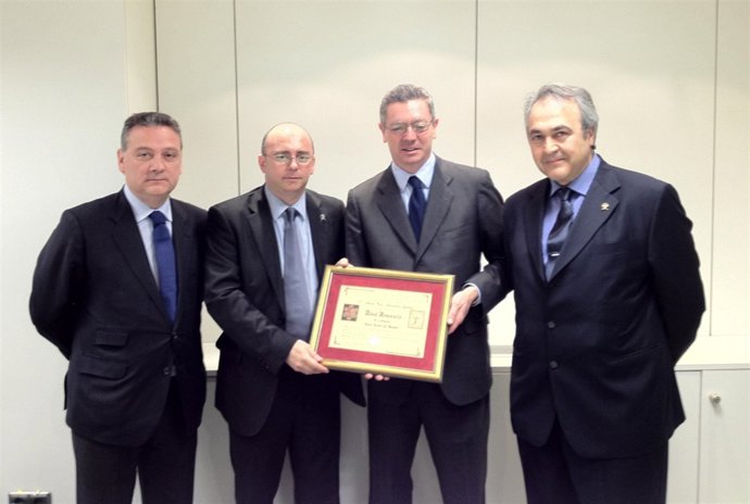 En La Imagen, El Ministro, Tras Recibir El Título De Abad Honorario.