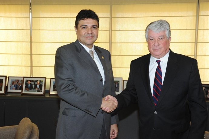 El Embajador De Panamá Con El Presidente De La Cámara