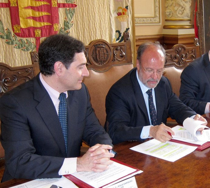 El Alcalde De Valladolid (Derecha) Junto Al Concejal Jesús Enríquez