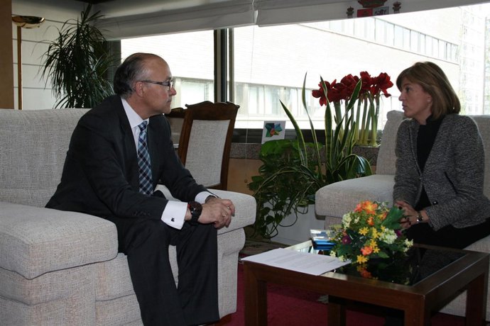 Ruiz Medrano Con La Directora De La Sociedad Acuanorte