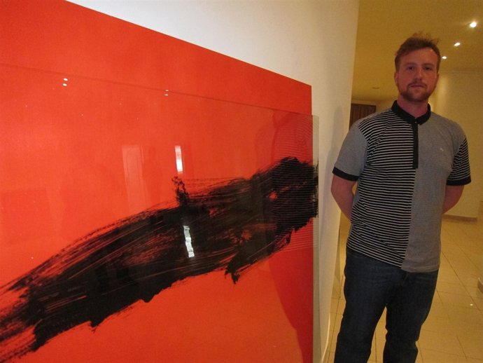 Miguel Gónzalez Junto A Una De Sus Obras