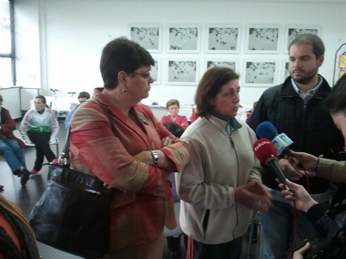 Dipuitados socialistas visitan a mariscadores encerrados en Fene.