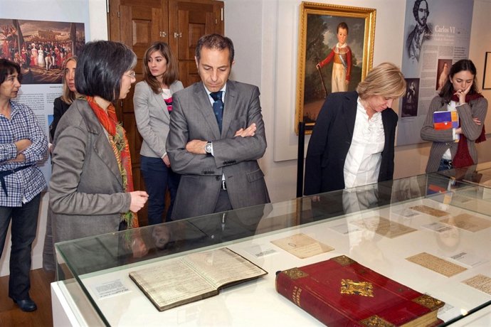 Sánchez De Muniáin Contempla Documentos Exhibidos En La Exposición.