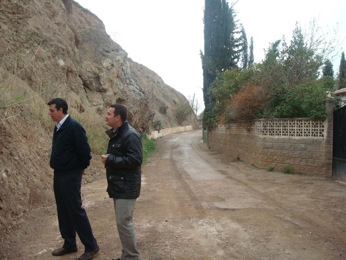Manuel Del Moral (I) Observa La Ladera En La Que Se Ha Producido El Derrumbe.