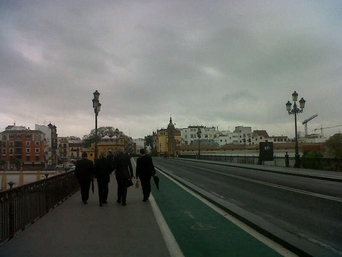 El Cielo Encapotado Sobre El Puente De Triana De Sevilla