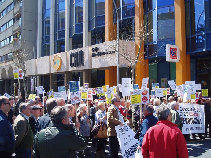 Protesta De Adicae Ante La Sede Central De Caja Mediterráneo (CAM)