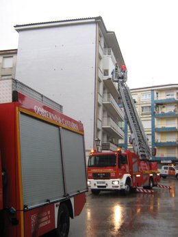 Bomberos De Laredo Retiran Cascotes De Un Edificio En Colindres 