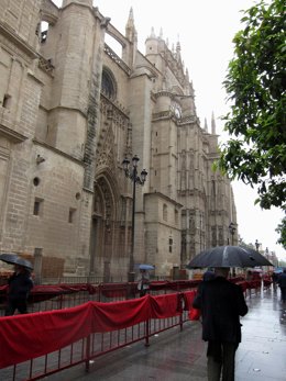 Imagen De La Catedral De Sevilla En Semana Santa Con Lluvia