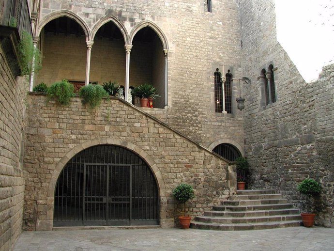 Palau Requesens De Barcelona, Barrio Gótico, Medieval, Patio