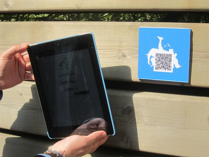 Paneles Con Códigos QR En El Zoo De Barcelona