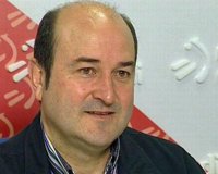 Ortuzar augura "el mejor de los futuros" a Ezenarro y los otros dos parlamentarios vascos que votaron por la ponencia
