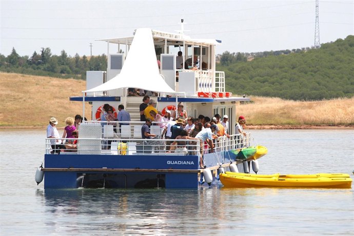 Barco En El Gran Lago Algueva