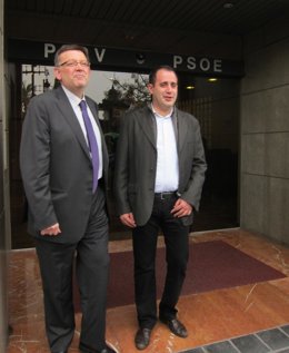 Puig Y Alarte A La Entrada De La Sede Del PSPV