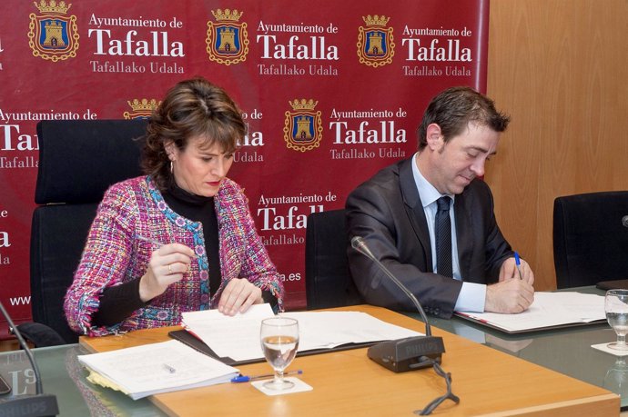 La Alcaldesa De Tafalla Y El Vicepreisdente Jiménez Suscriben Un Acuerdo.