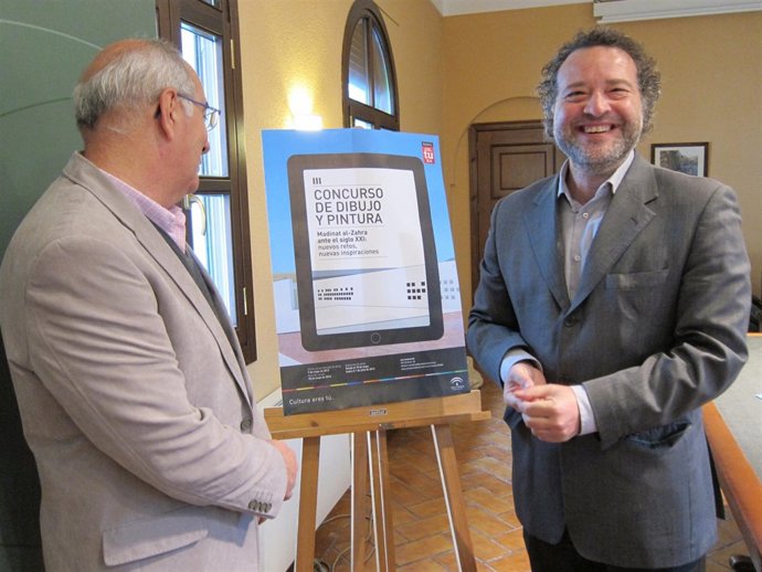 Vallejo Contempla El Cartel Del Concurso Junto A López