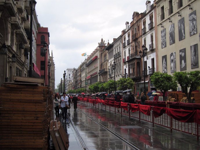 Avenida De La Constitución Con Lluvia En Semana Santa