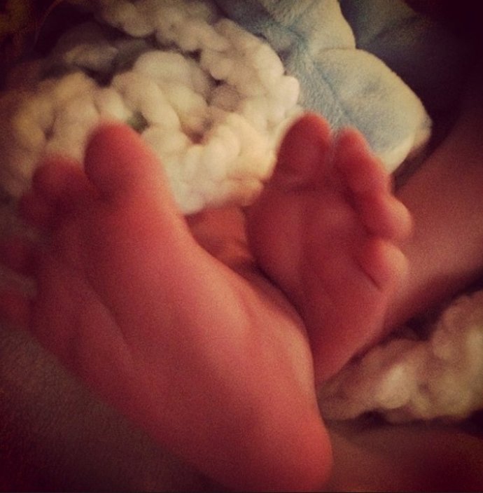 Los Pies Del Hijo De Hilary Duff