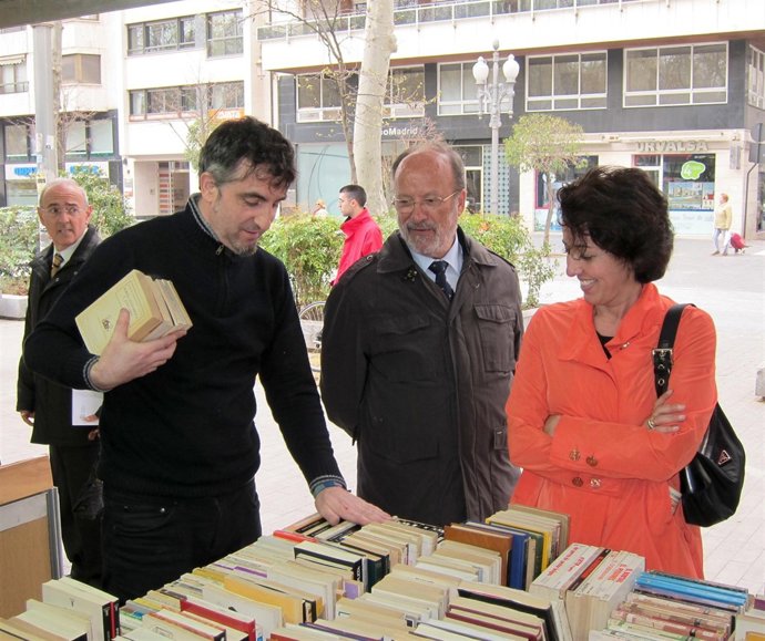 De La Riva (Centro) Y Mercedes Cantalapiedra (Derecha) Conversan Con Un Librero
