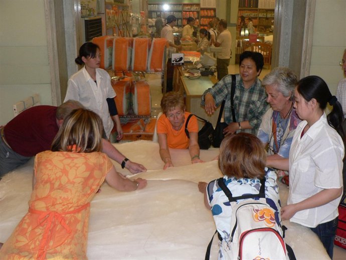 Algunas Personas Mayores Realizando Una Actividad De Fabricación De La Seda