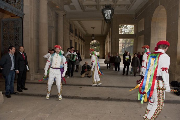 Actuación De Los Bolantes De Valcarlos En El Porche Del Palacio De Navarra.