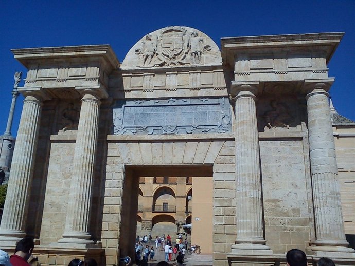 Puerta Del Puente En Córdoba