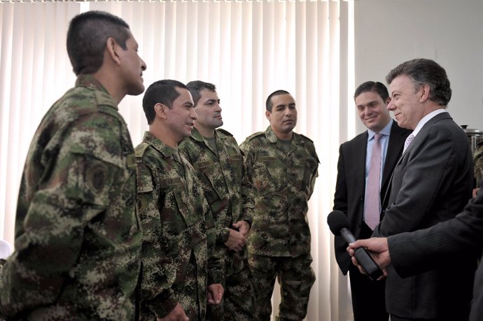 Juan Manuel Santos Con Los Uniformados Liberados Por Las FARC.