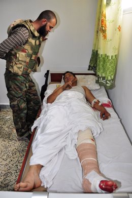 Un Miliciano Libio Visita A Un Compañero Herido En Los Combates De Zuwara