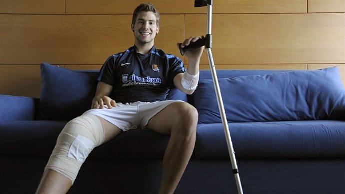 Iñigo Martínez (Real Sociedad), Operado Con Éxito Del Menisco