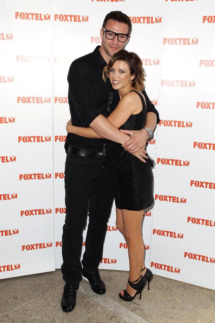 Dannii Minogue Y Kris Smith Posan Abrazados 